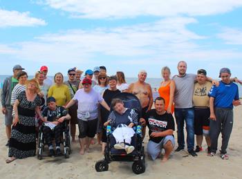 Uczestnicy oraz kadra ŚDS w Gryfinie na plaży w Podczelu na tle morza 